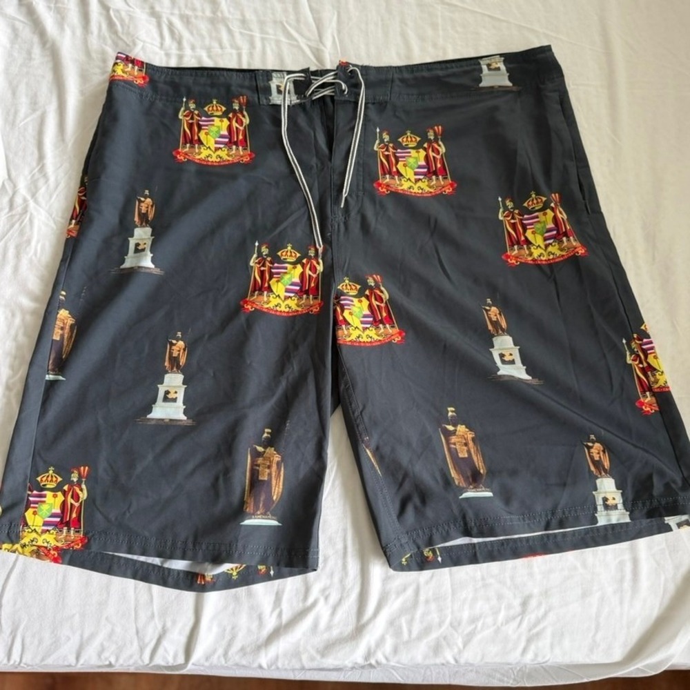Wailoa Board Shorts Mens 42 Black Kamehameha Hawaii Coat of Arms Swim